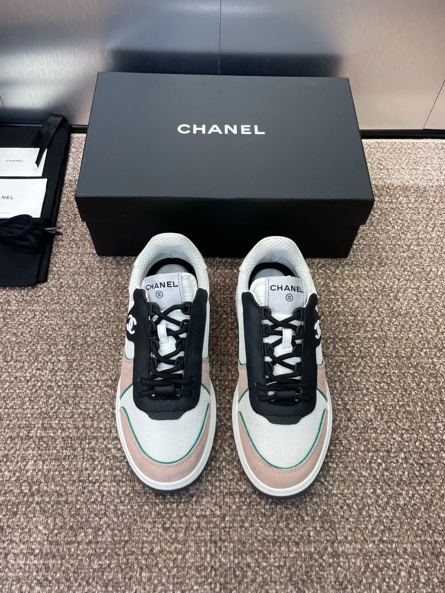 Factory price P580 CHANEL Autumn and winter classic series lace-up casual women's shoes Xiaoxiang letter logo thick-soled round-toe color-blocking sports skateboard shoes Material: imported sheepskin leather upper, imported environmentally friendly breathable mesh cloth + environmentally friendly breathable mesh lining + original molded Tpu outsole Size: Women's size 35-42 (40.41.42 customization is not returnable)